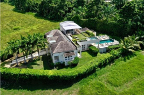 Luxurious Five Bedrooms Villa